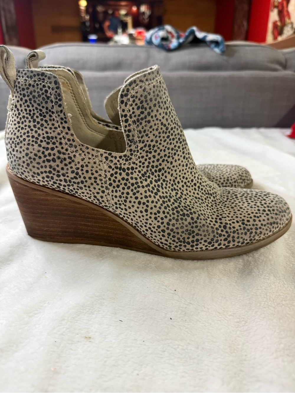 TOMS Gwen Mini Cheetah Suede Wedge Ankle Booties Cutout Animal Print Sz 8